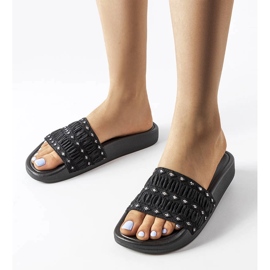 Sliders pretos decorados com babados de Ernest 1