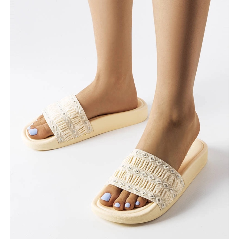 Sliders bege Ernest decorados com babados 1