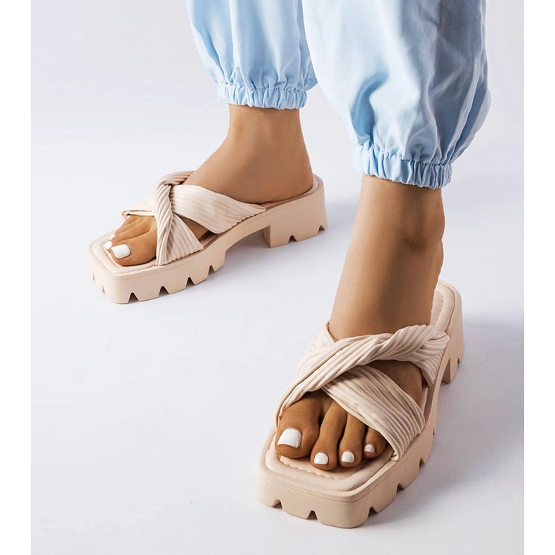 Slides de sola de trator bege Dubé 1