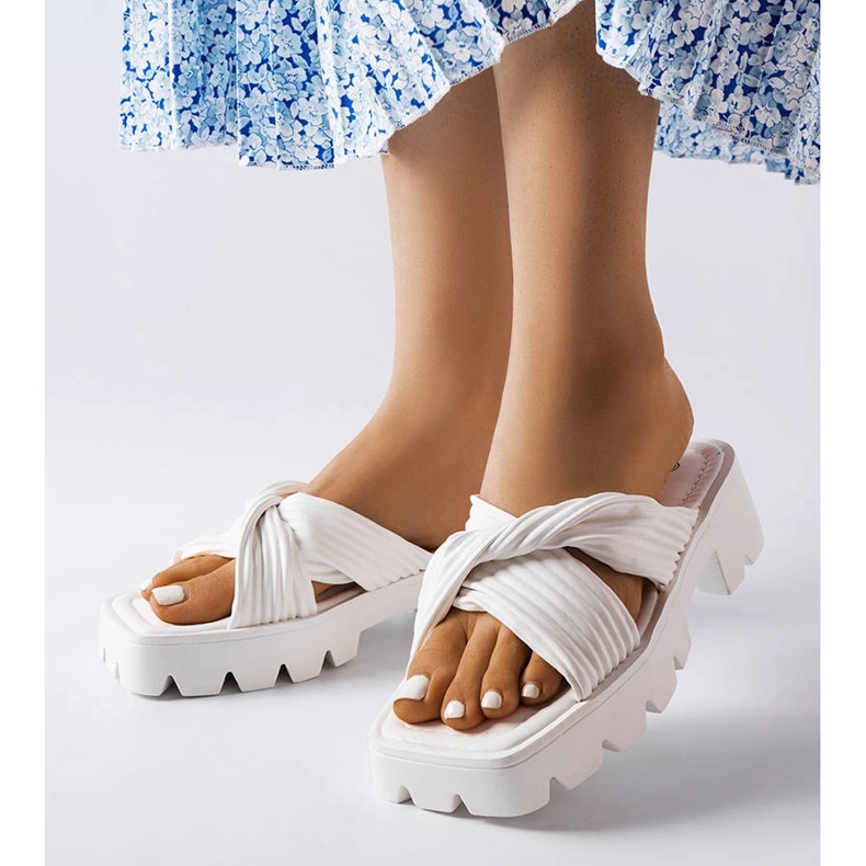 Sliders Dubé branco com sola de trator bege 1