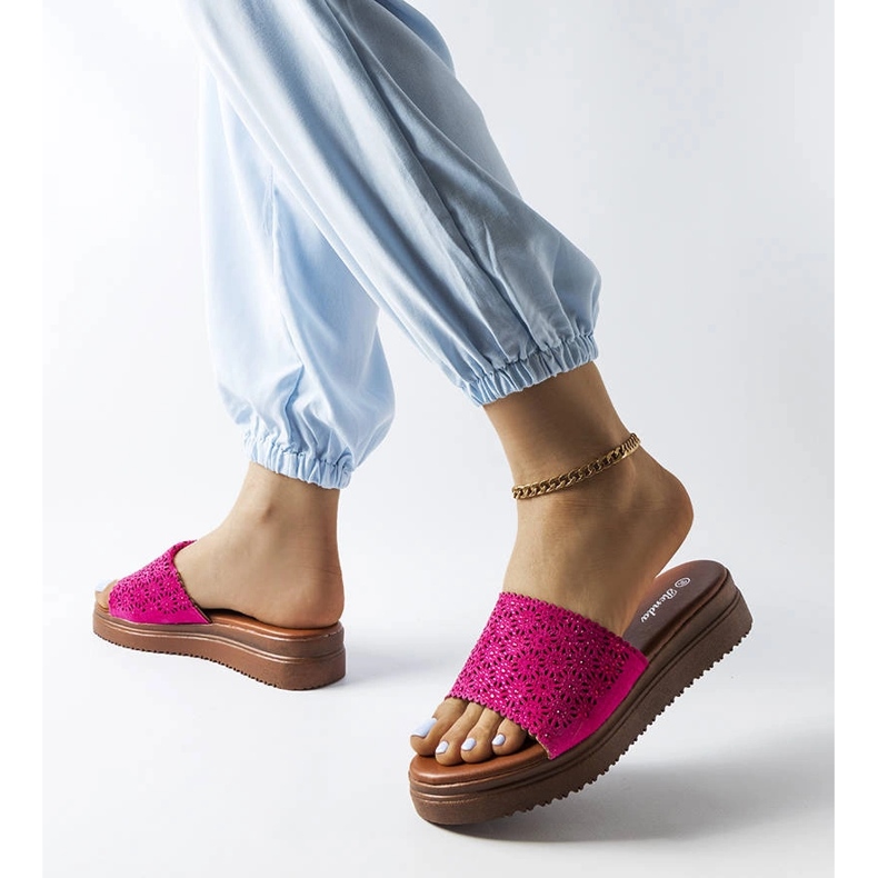 Sliders perfurados rosa escuro com zircões de Irvine 2