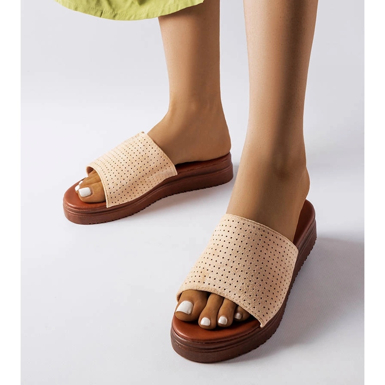 Chinelos bege com cabedal vazado da Idabel 1