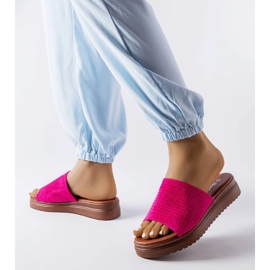 Chinelos rosa escuro com cabedal vazado da Idabel 2