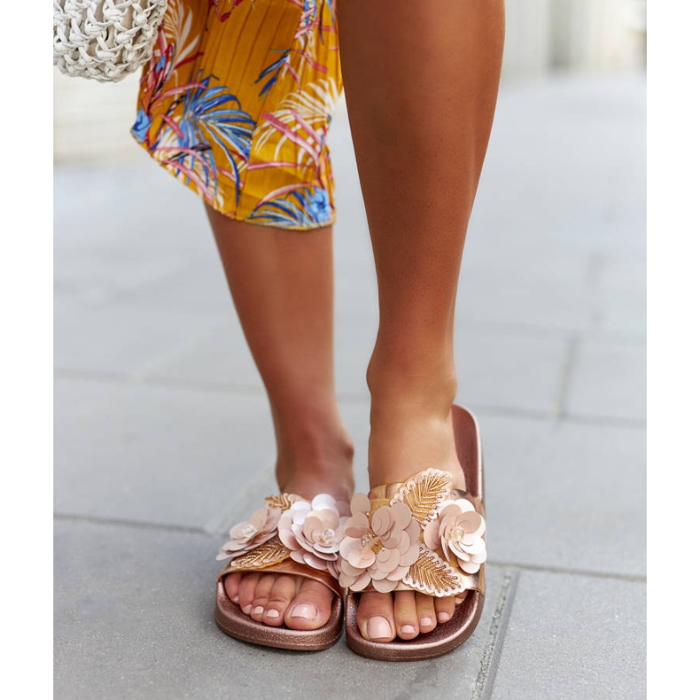 Chinelos dourados com cabedal decorativo Caggio 1