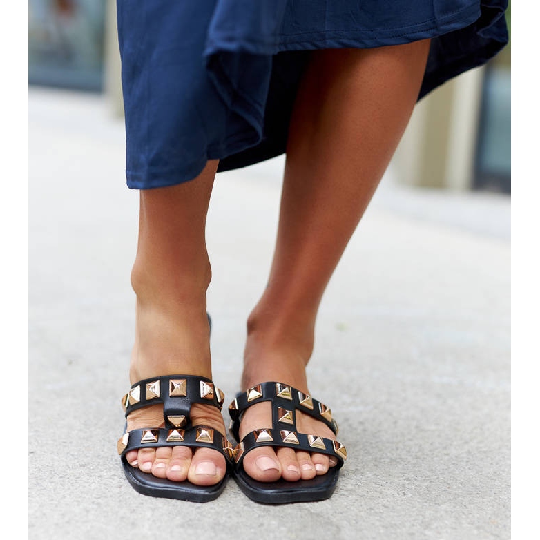 Slides pretos decorados com tachas Agnano 1