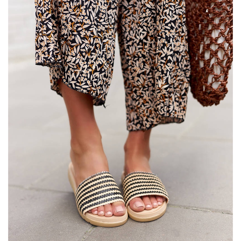 Chinelos Capovalle em tecido preto 2