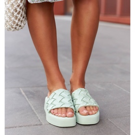 Chinelos verdes na plataforma Esposito 1