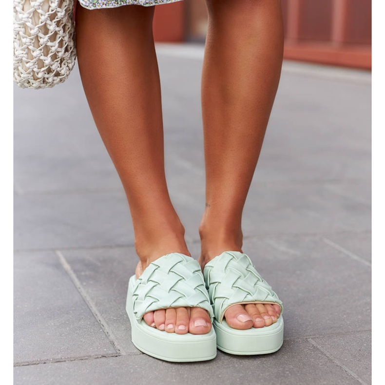 Chinelos verdes na plataforma Esposito 1