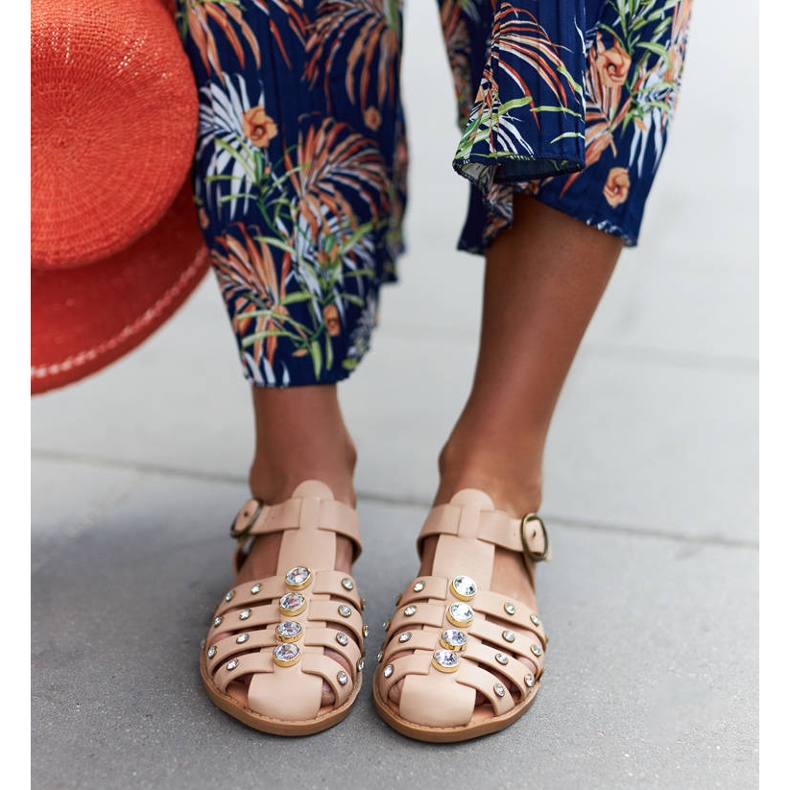 Sandália bege decorada com strass da Gaetano 2