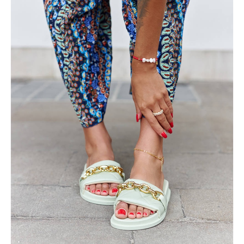 Escorregas verdes decoradas com uma corrente Borgo 1 Escorregas verdes decoradas com uma corrente Borgo 1