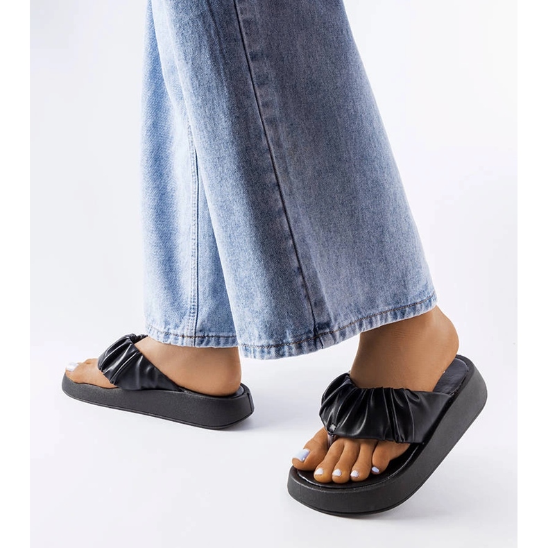 Black flops com um recolhimento preto 2