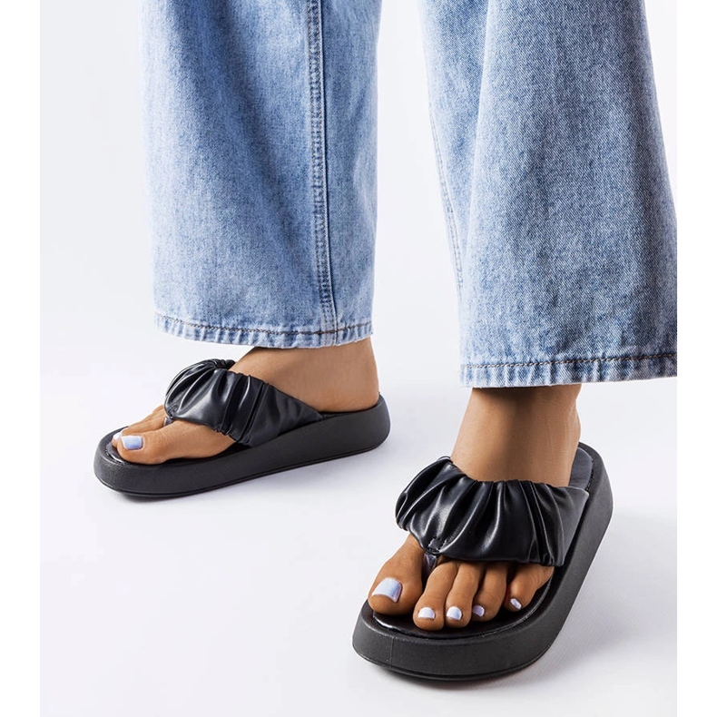 Black flops com um recolhimento preto 1