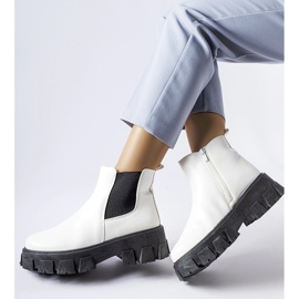 Botins enormes Petronio brancos e pretos 1