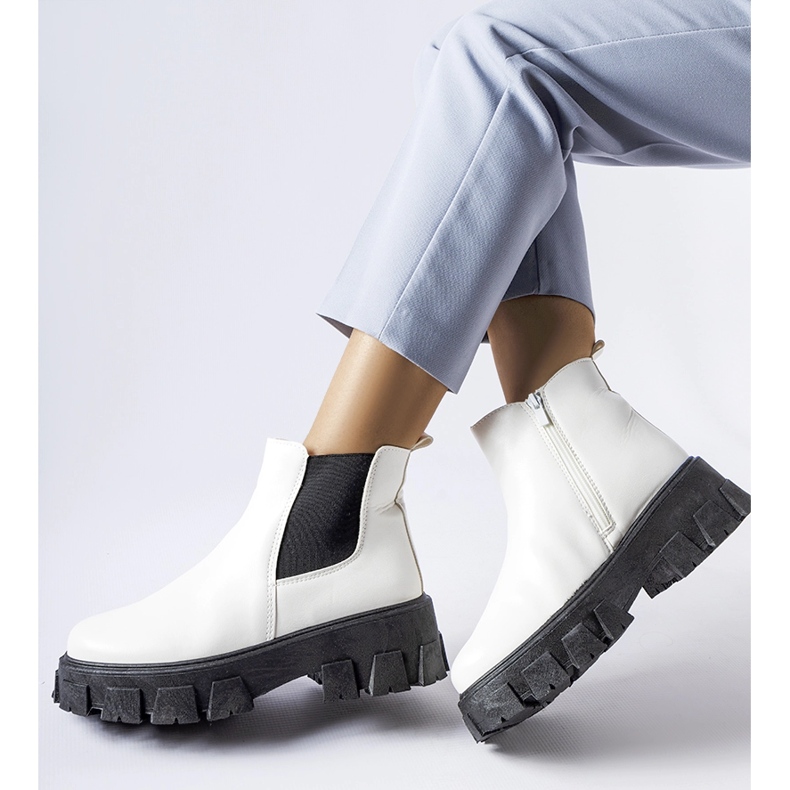 Botins enormes Petronio brancos e pretos 1