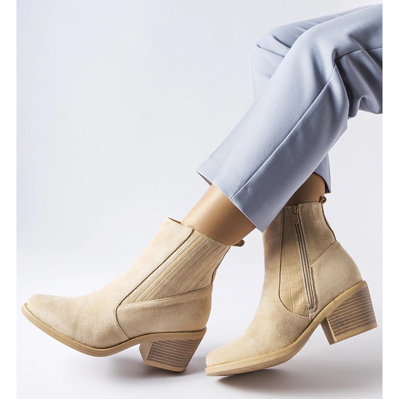 Botins bege em camurça ecológica com salto baixo Sovere 1