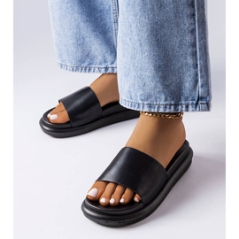 BM Chinelos pretos na plataforma Paquette 1