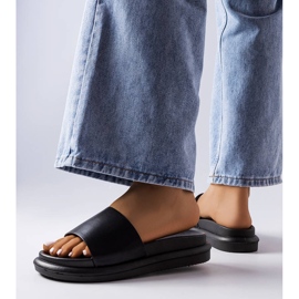 BM Chinelos pretos na plataforma Paquette 2