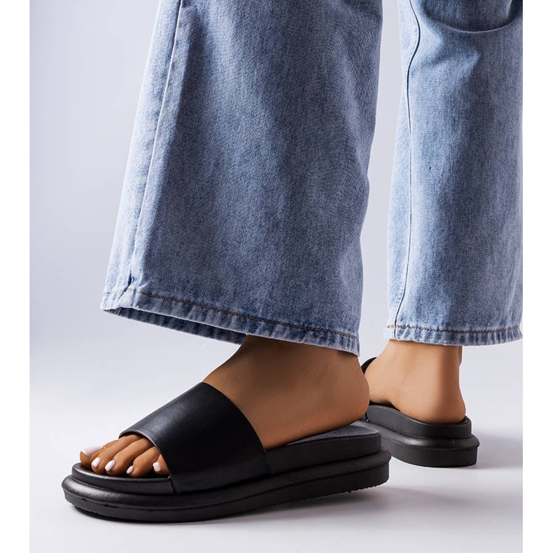 BM Chinelos pretos na plataforma Paquette 2