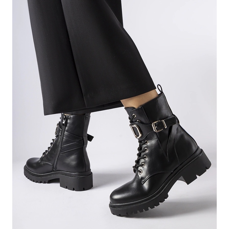 Botins clássicos pretos com fivela Capistrano 1