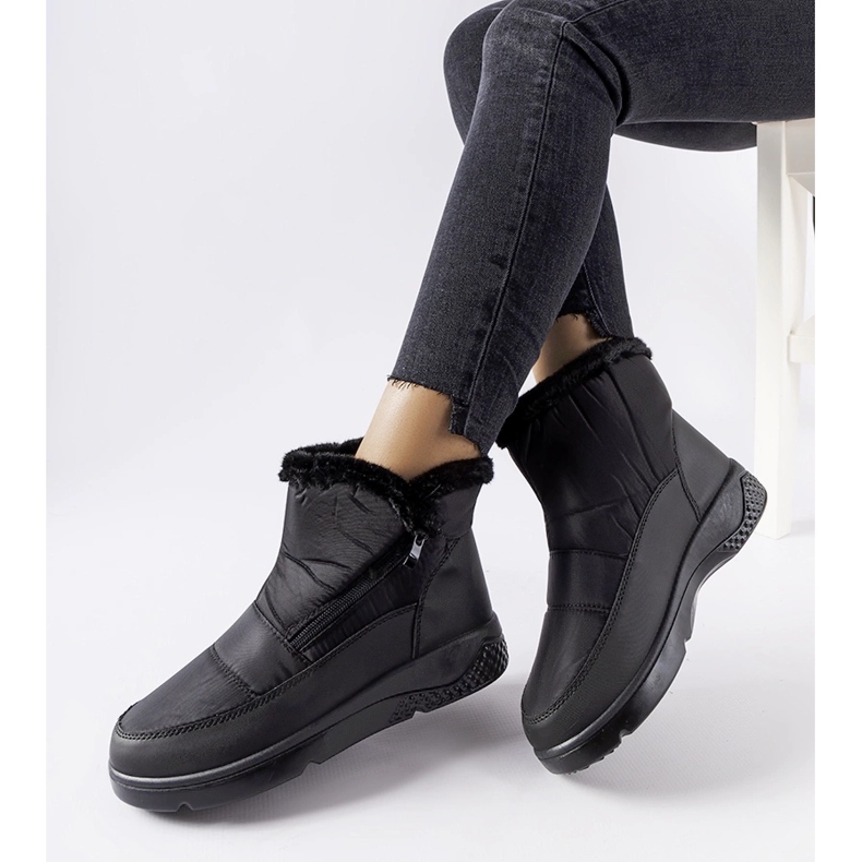Botas de neve pretas Judithe isoladas com zíper preto 1 Botas de neve pretas Judithe isoladas com zíper preto 1