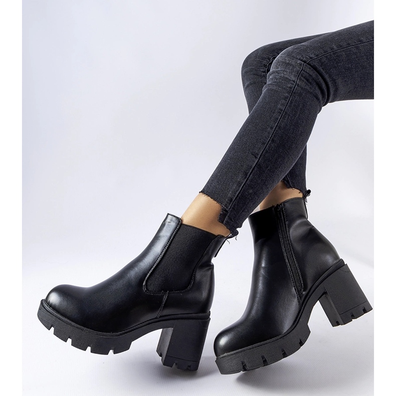 Botins pretos com salto grosso da Tobiassen 1 Botins pretos com salto grosso da Tobiassen 1