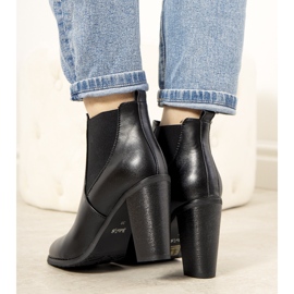 Botas pretas com isolamento no posto de Castro preto 1