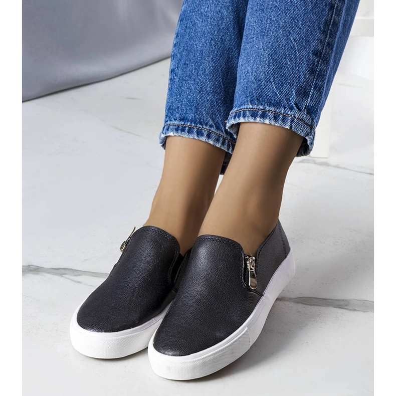 Tênis preto de couro ecológico Denain. 1