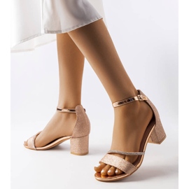 Sandálias douradas brilhantes no posto Lidia dourado 1