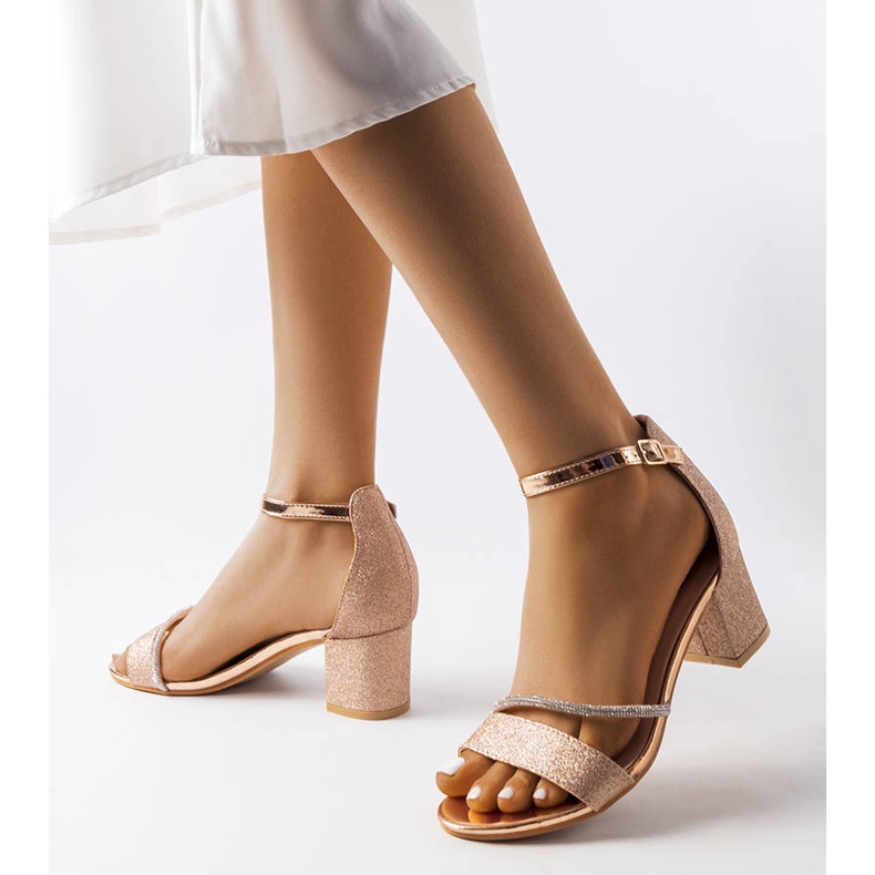 Sandálias douradas brilhantes no posto Lidia dourado 1