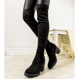 Botas pretas no poste isolado de Pakunsso preto 1