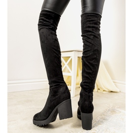 Botas pretas no poste isolado de Pakunsso preto 2