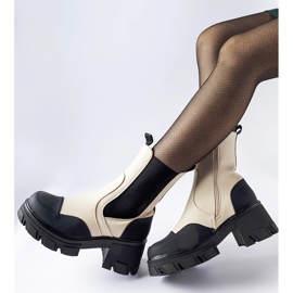 Botins enormes bege e preto, Mafalda. 1