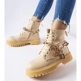 Inna Botas bege com corrente de boliche 1