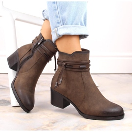 Botas femininas de salto alto com decoração, isoladas marrom Jezzi ASA128-37 2