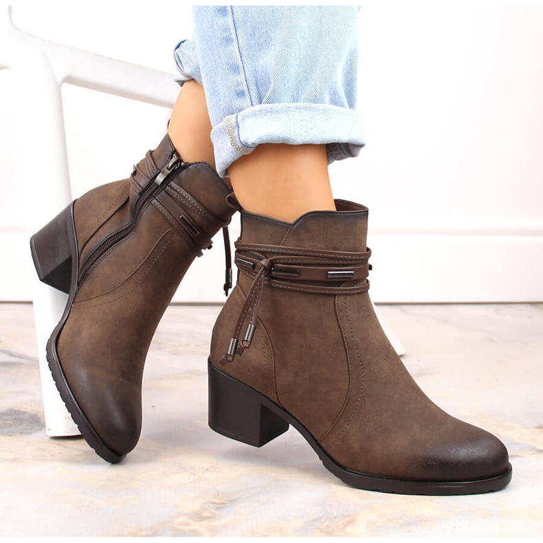 Botas femininas de salto alto com decoração, isoladas marrom Jezzi ASA128-37 2