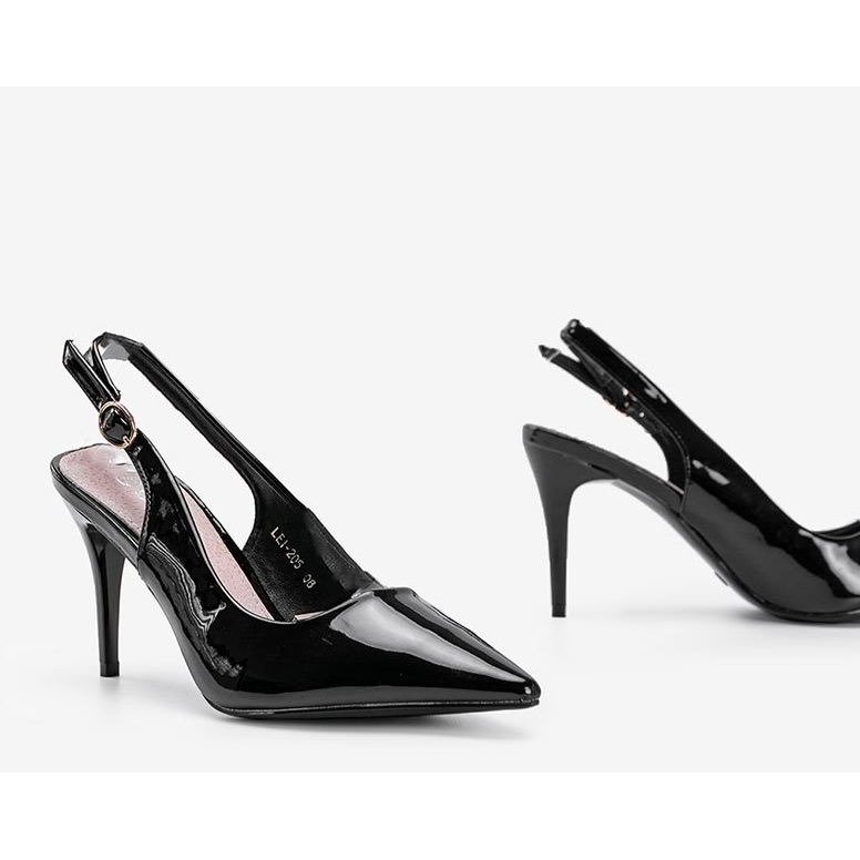 Bombas pretas laqueadas em um cinto Cindy preto 1