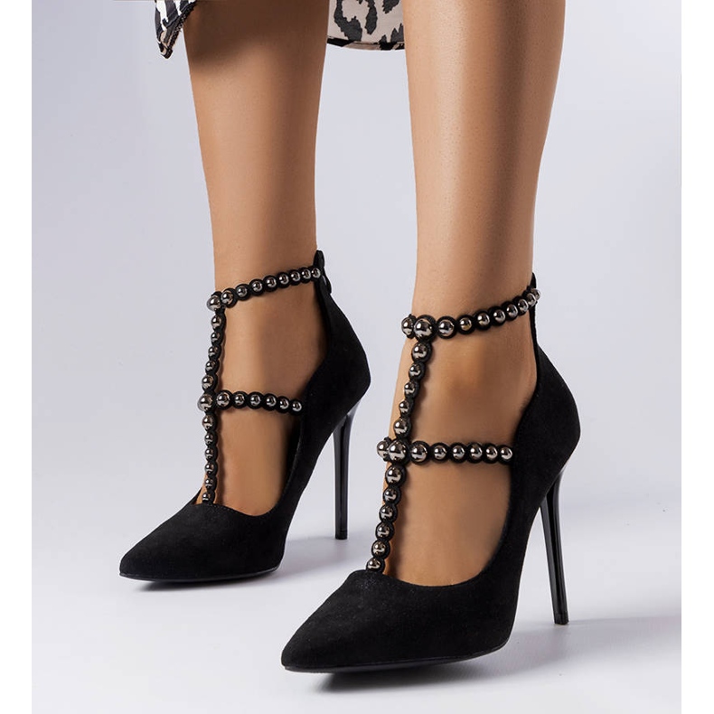 BM Saltos pretos decorados com uma faixa Prunella 1 BM Saltos pretos decorados com uma faixa Prunella 1