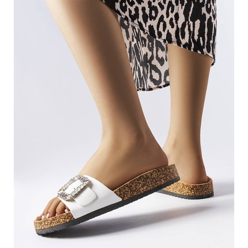 BM Chinelos brancos decorados com strass Millicent 2