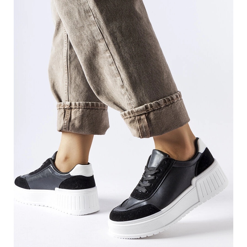 Tênis preto em plataforma Seluci grossa 2