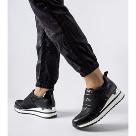 Tênis preto com decoração Andre prateada 1