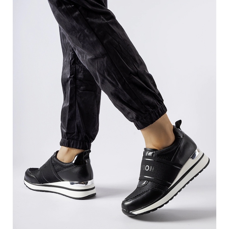 Tênis preto com decoração Andre prateada 1