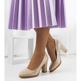 Bombas lacadas bege de Stokes 1