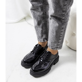 Sapatos pretos em uma sola de trator de Markus 1