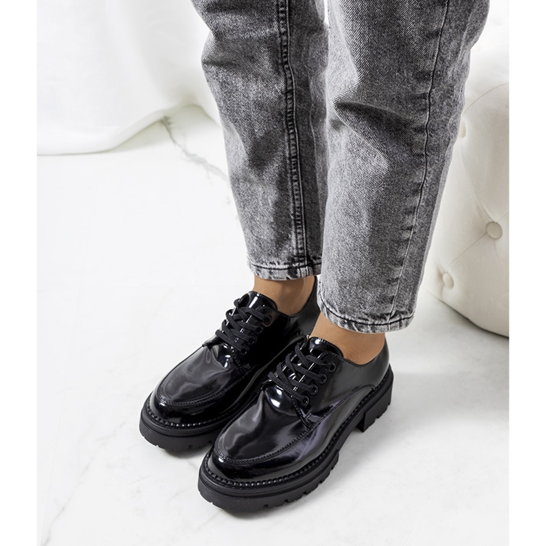 Sapatos pretos em uma sola de trator de Markus 1