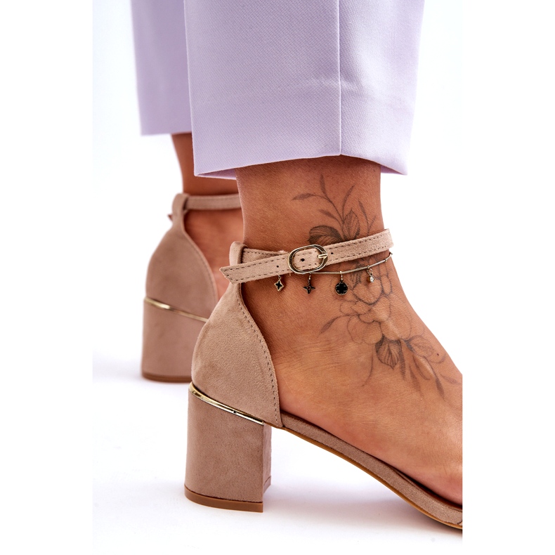 Sandálias em um salto estável bege 2