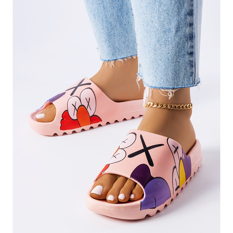 Chinelos rosa com banda de rodagem e estampas Lindale 1