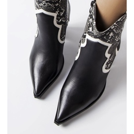 Botins pretos no poste Ezinet 1 Botins pretos no poste Ezinet 1