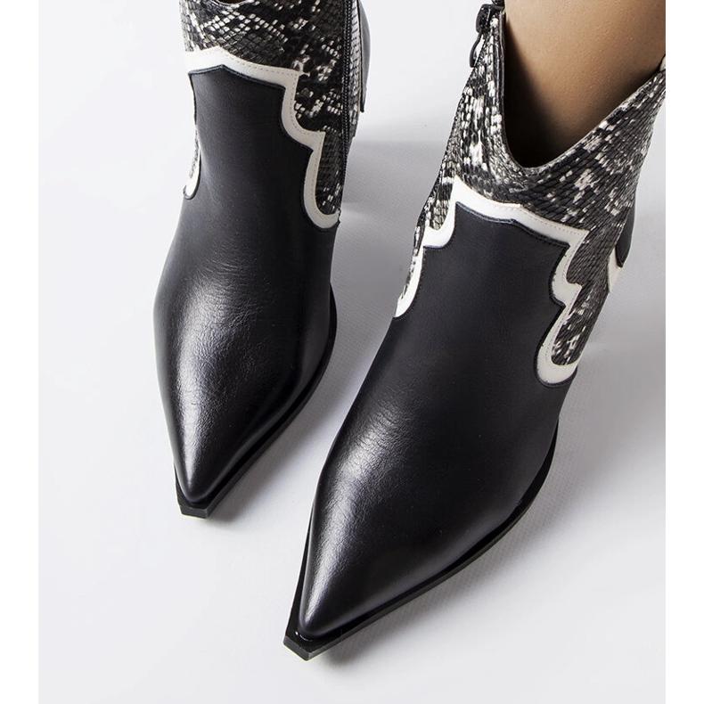 Botins pretos no poste Ezinet 1 Botins pretos no poste Ezinet 1