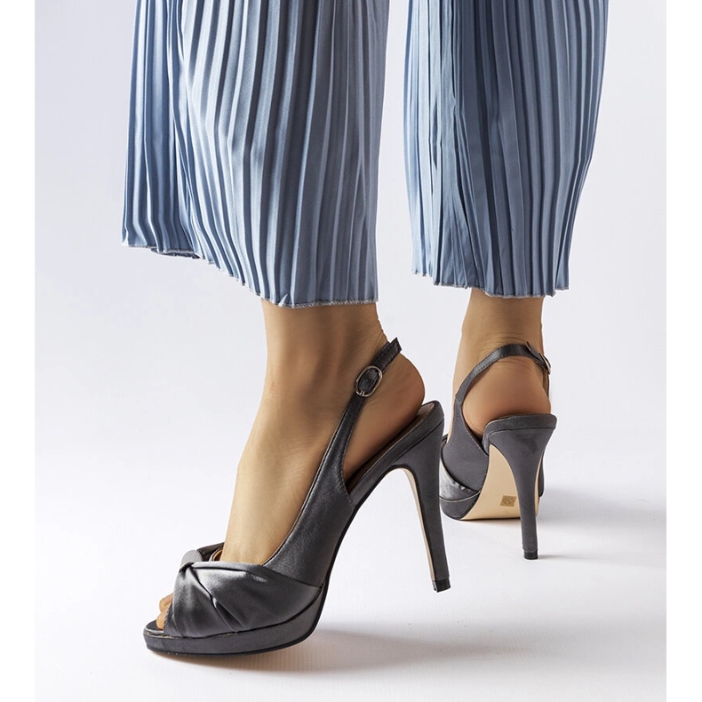 Sandália salto alto cinza escuro, Crispin. 1