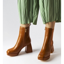 Bota marrom com salto grosso, Watson. castanho 1 Bota marrom com salto grosso, Watson. castanho 1